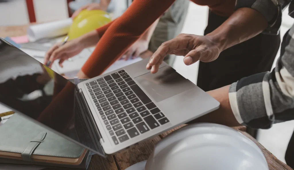 671b81fc3ac2d2b651f0481a Laptop closeup