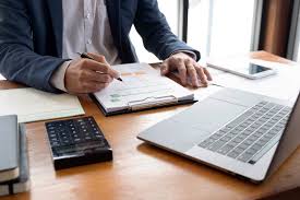 Who does Payrolls in a UAE corporate setup? Payrolls in a UAE corporate