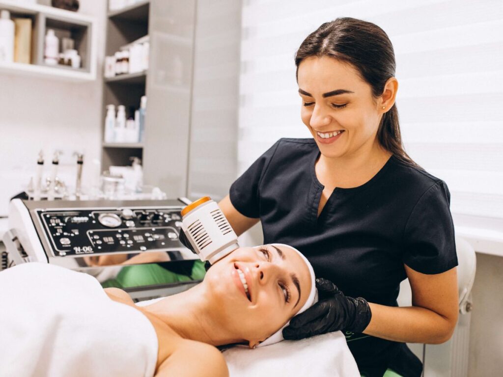 Why Beauty Aestheticians Needs To Wear Scrubs in UK