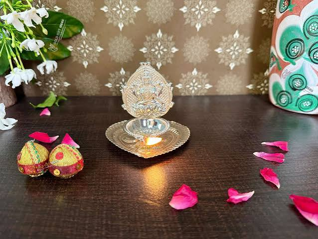 The Art of Affordable Festive Gifting: Elegant Diyas and Decorative Gifts Under 1000 image 4765